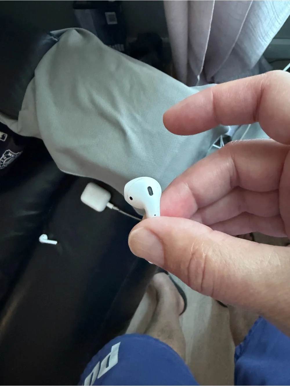Apple White Wireless Earbuds with White Charging Case. (Authentic)